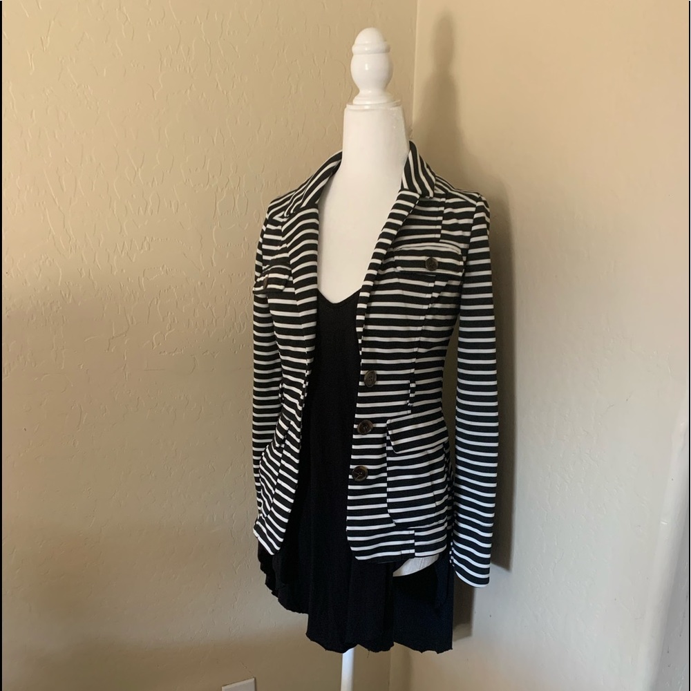 Striped fitted blazer with two functional pockets